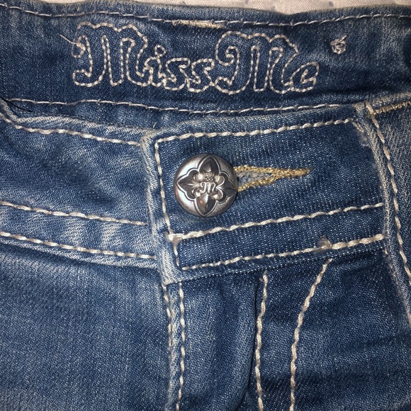 Miss Me Signature Mid-Rise Shorts - Picture 6 of 13